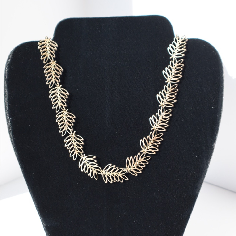 Elegant Gold Leaf Design Necklace